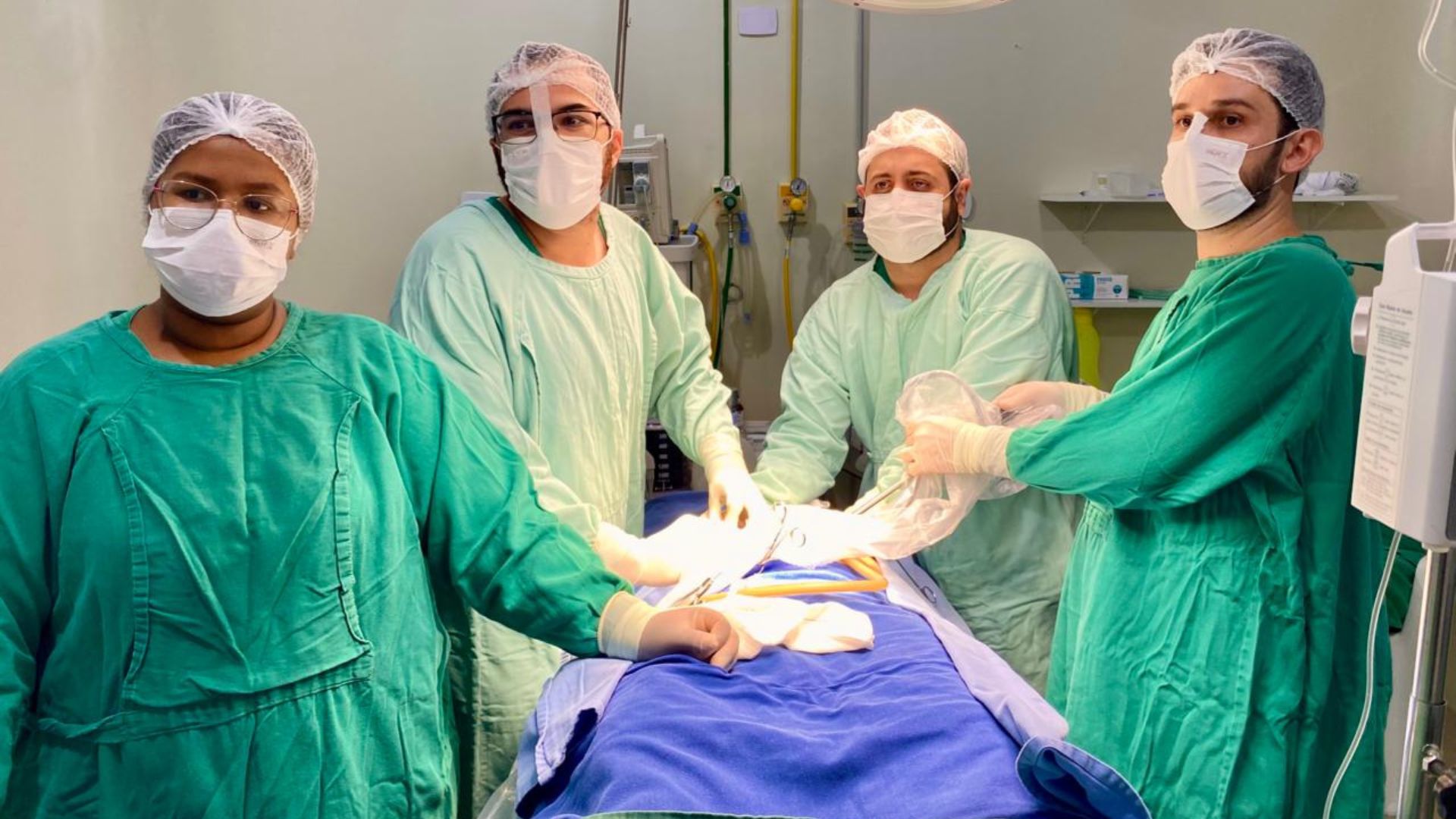 Considerada amplamente segura e utilizada em centros de referência, a cirurgia de hernioplastia por videolaparoscopia contribui diretamente para a melhoria da qualidade de vida dos pacientes e consolida o HEDA como referência na realização de cirurgias modernas e resolutivas no litoral do Piauí. (Foto: Camila Neto)