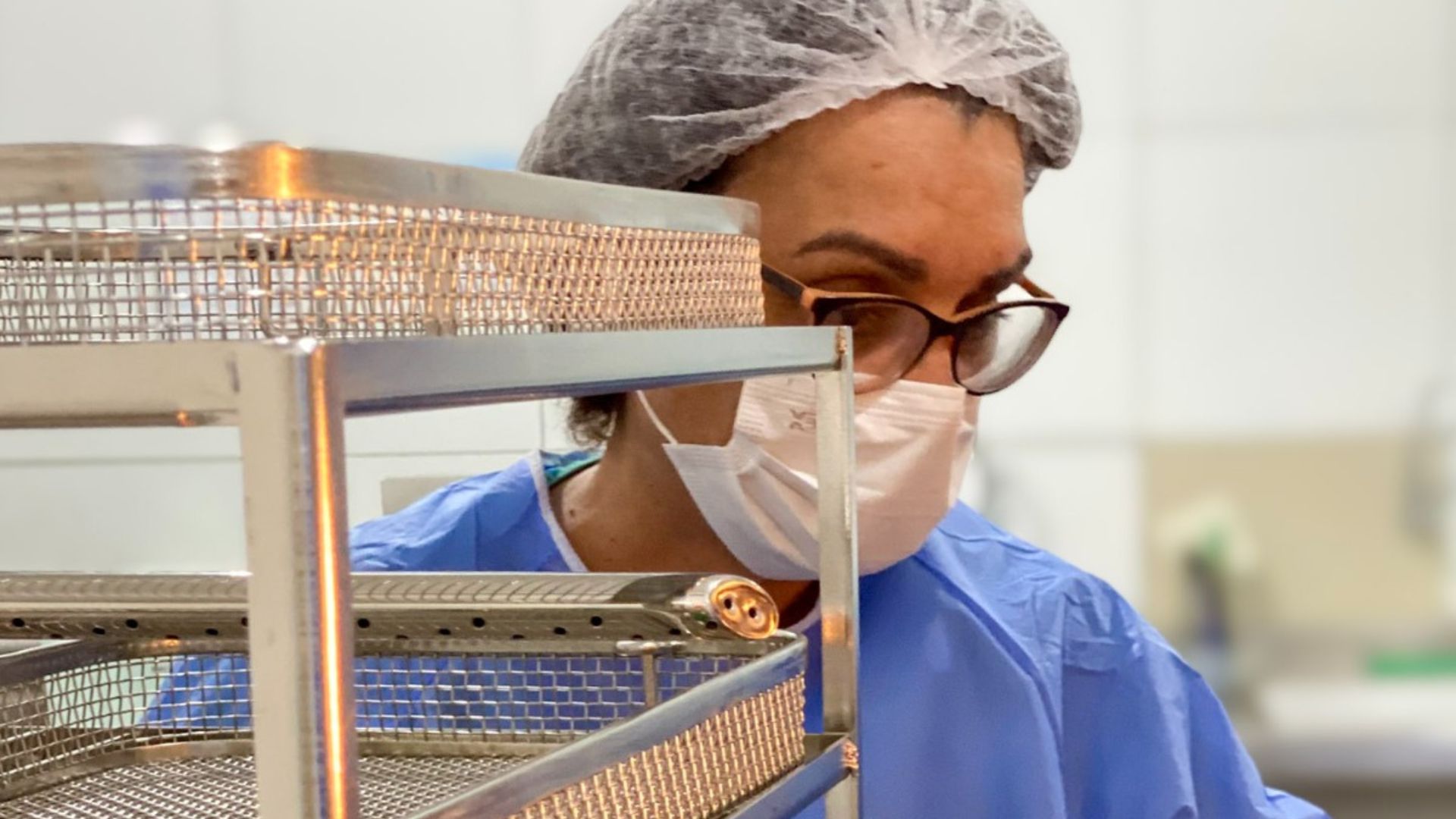 A nova tecnologia se junta a outros investimentos de ponta realizados nos últimos anos: uma lavadora ultrassônica, uma autoclave de vapor saturado sob pressão, uma seladora de grau cirúrgico, além da renovação de mesas cirúrgicas, bisturis e kits de instrumentais usados em procedimentos clínicos e cirúrgicos. (Foto: Camila Neto)