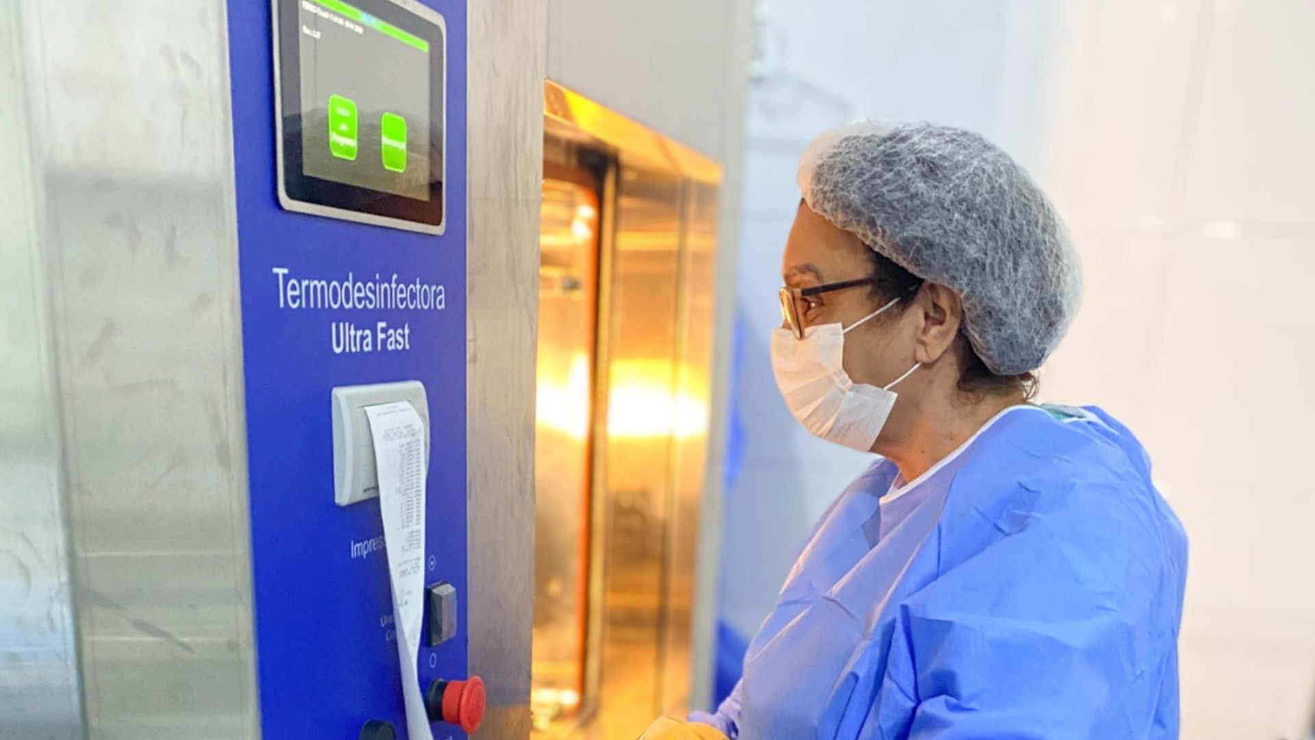 A termodesinfectadora é um equipamento de limpeza e desinfecção que garante maior eficiência na lavagem dos instrumentos e mais segurança aos pacientes e profissionais de saúde. (Foto: Camila Neto)