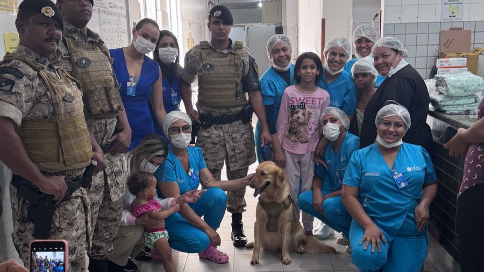 A cinoterapia é realizada mensalmente no HMA, em parceria com a Força Tática do 2° Batalhão da Polícia Militar, que leva os animais para interação com as crianças hospitalizadas. (Foto: HMA / Divulgação)