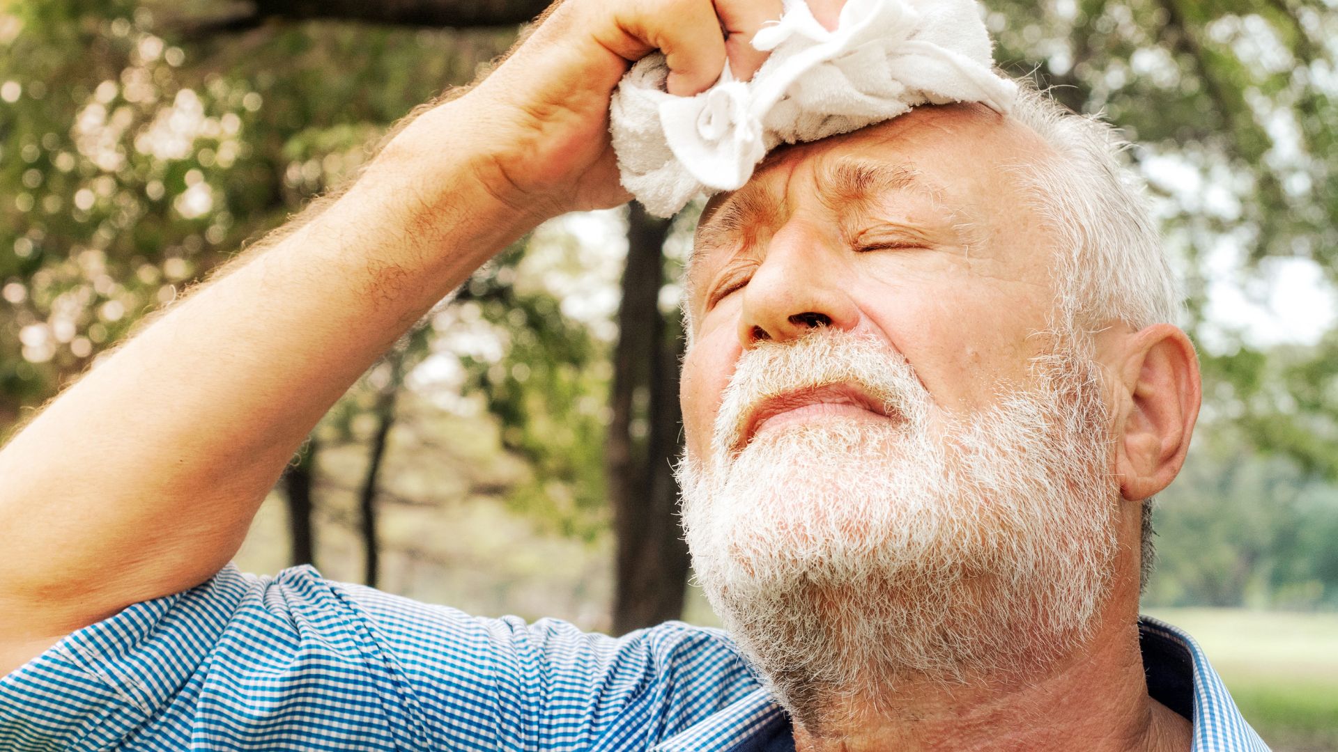 A desidratação pode agravar doenças crônicas e passa despercebida em fases iniciais. Medidas simples devem ser adotadas como prevenção e sinais de alerta precisam de ajuda médica rápida. (Foto: Freepik)