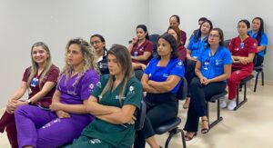 Fluxos operacionais, gestão de tempo, notificação de eventos adversos e prevenção ao risco de queda foram alguns temas abordados durante o treinamento. (Foto: Camila Neto)
