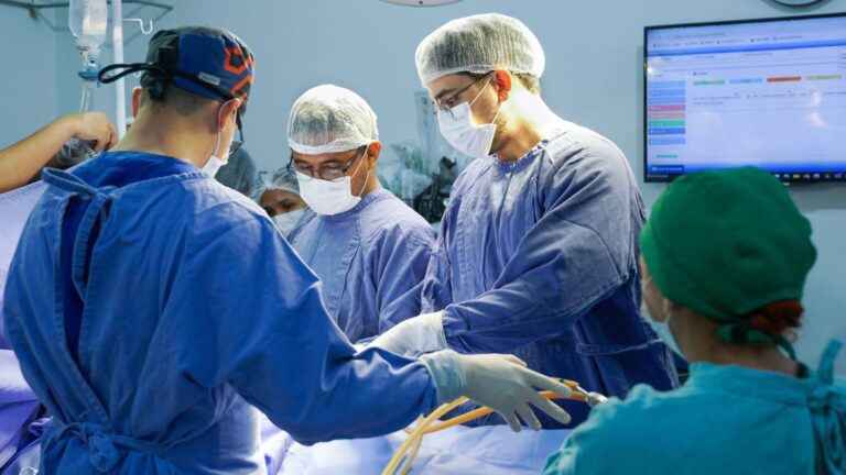 Os órgãos captados – um fígado e dois rins – foram destinados para transplantes em Fortaleza, no Ceará. A ação mobilizou multiprofissionais do HRCR e HGV. (Foto: Clemilton Silva)