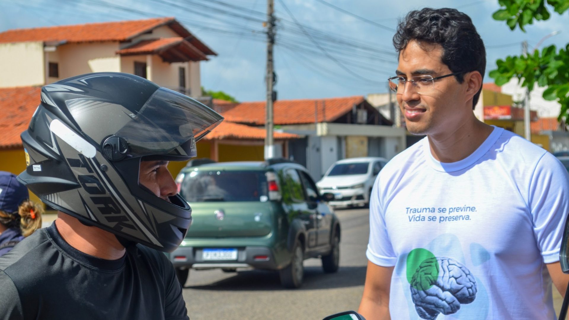 O capacete é a principal forma de proteção para o motociclista e seu uso correto pode reduzir significativamente a gravidade das lesões em caso de acidente. Por isso, além da fiscalização, o foco da blitz foi a conscientização e a educação em saúde.