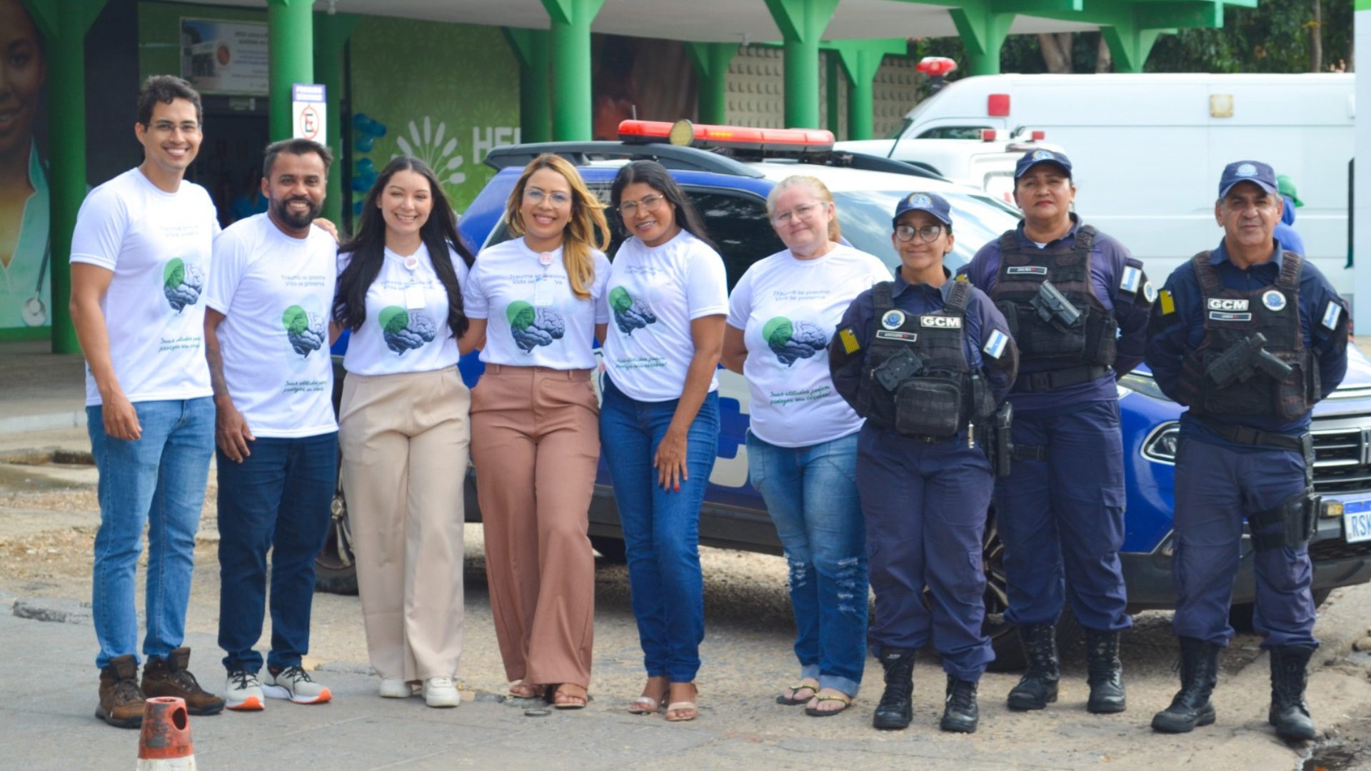 Durante a abordagem, cada condutor recebeu explicações individuais sobre a importância do uso correto do capacete e do cumprimento das normas de segurança no trânsito. (Foto: Camila Neto)