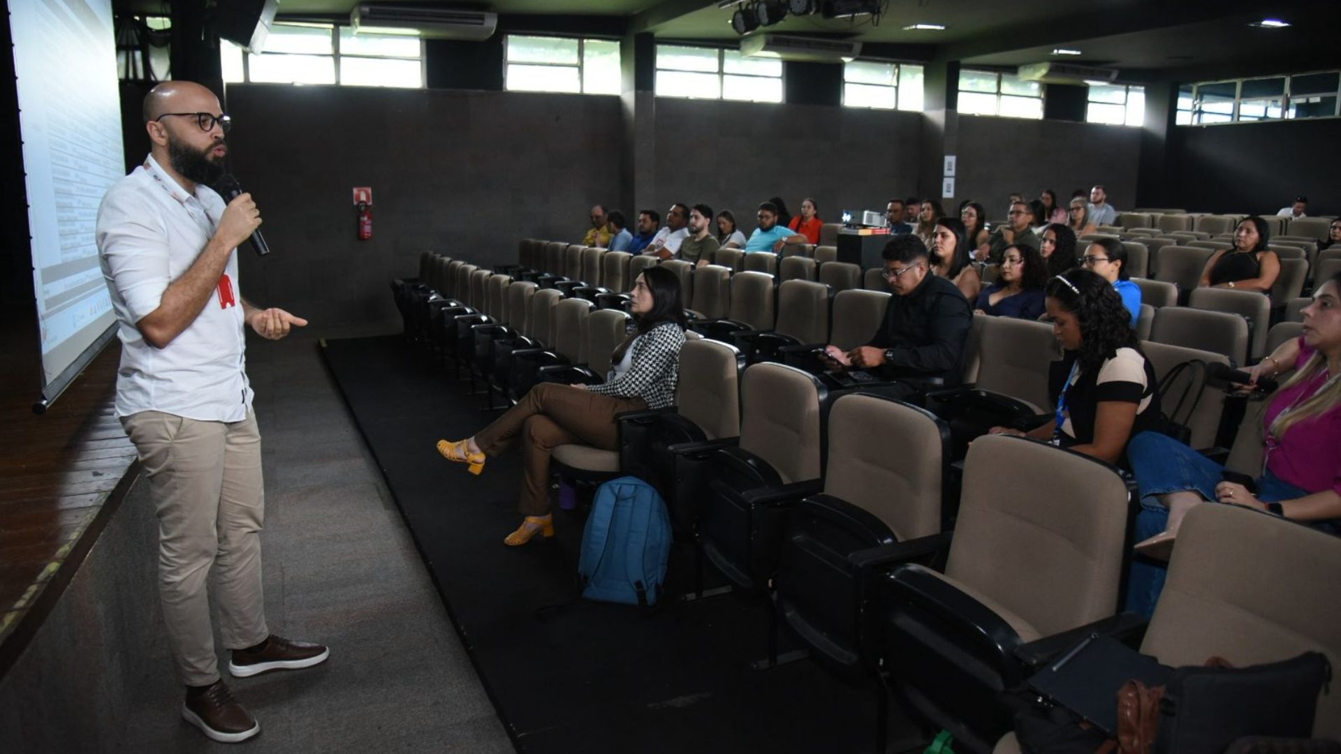 A atividade, promovida pela Secretaria da Saúde do Piauí (Sesapi), por meio da Superintendência de Gestão da Rede de Média e Alta Complexidade (Sugmac), reuniu gestores municipais, profissionais da Atenção Primária à Saúde (APS) e unidades hospitalares da região dos Cocais. (Foto: Clemilton Silva)