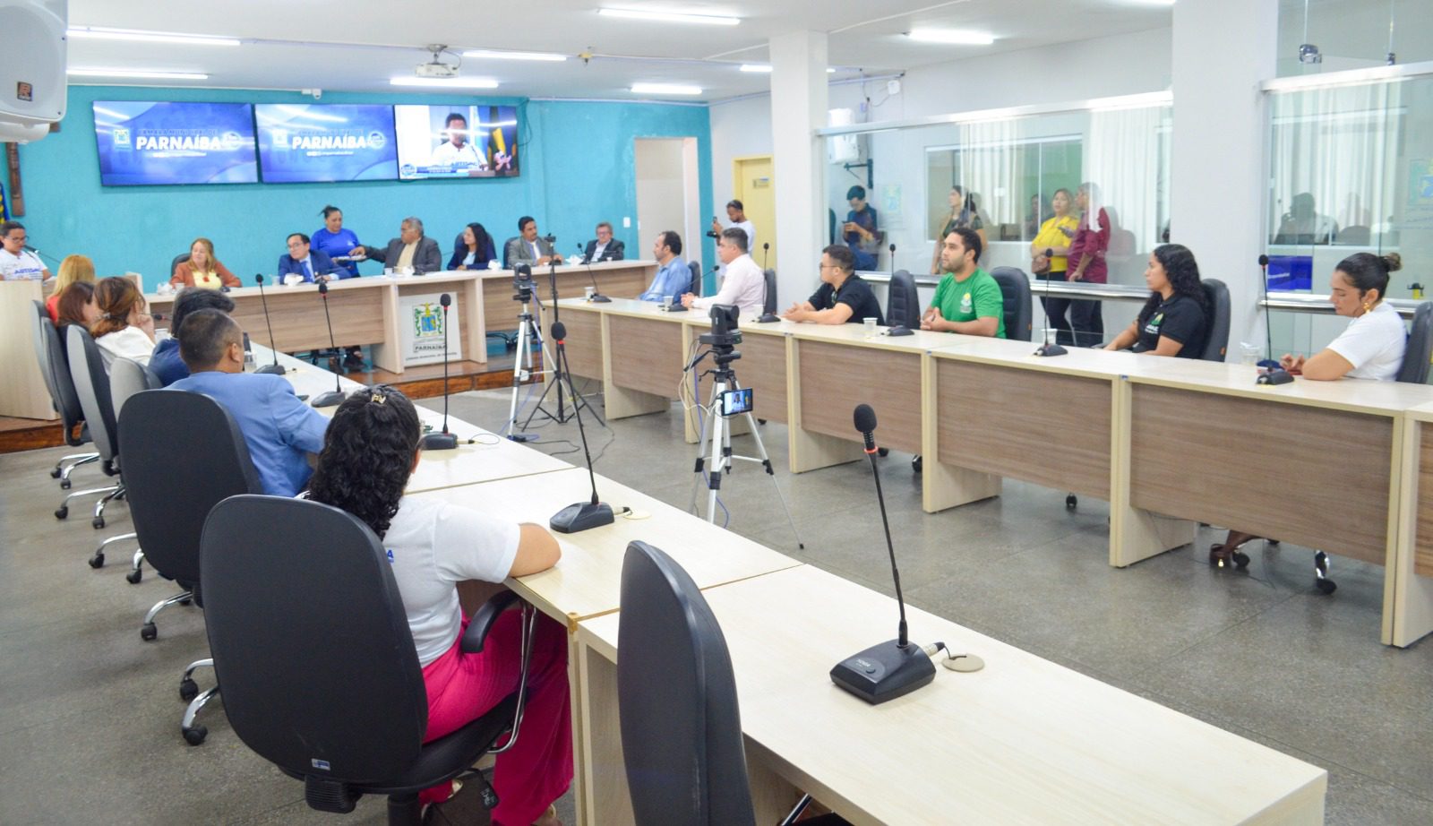 Audiência pública na Câmara de Parnaíba reuniu autoridades, especialistas e familiares para debater os desafios e avanços no atendimento a pessoas com autismo. (Foto: Camila Neto)