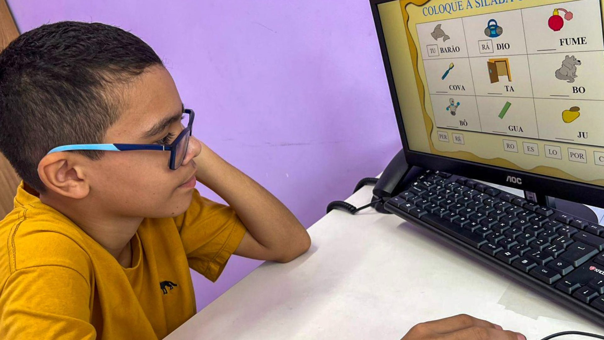 As crianças em terapia fonoaudiológica no CER IV usam softwares que auxiliam no desenvolvimento da linguagem, como em casos de atraso da fala, e aprendizagem. (Foto: Divulgação)