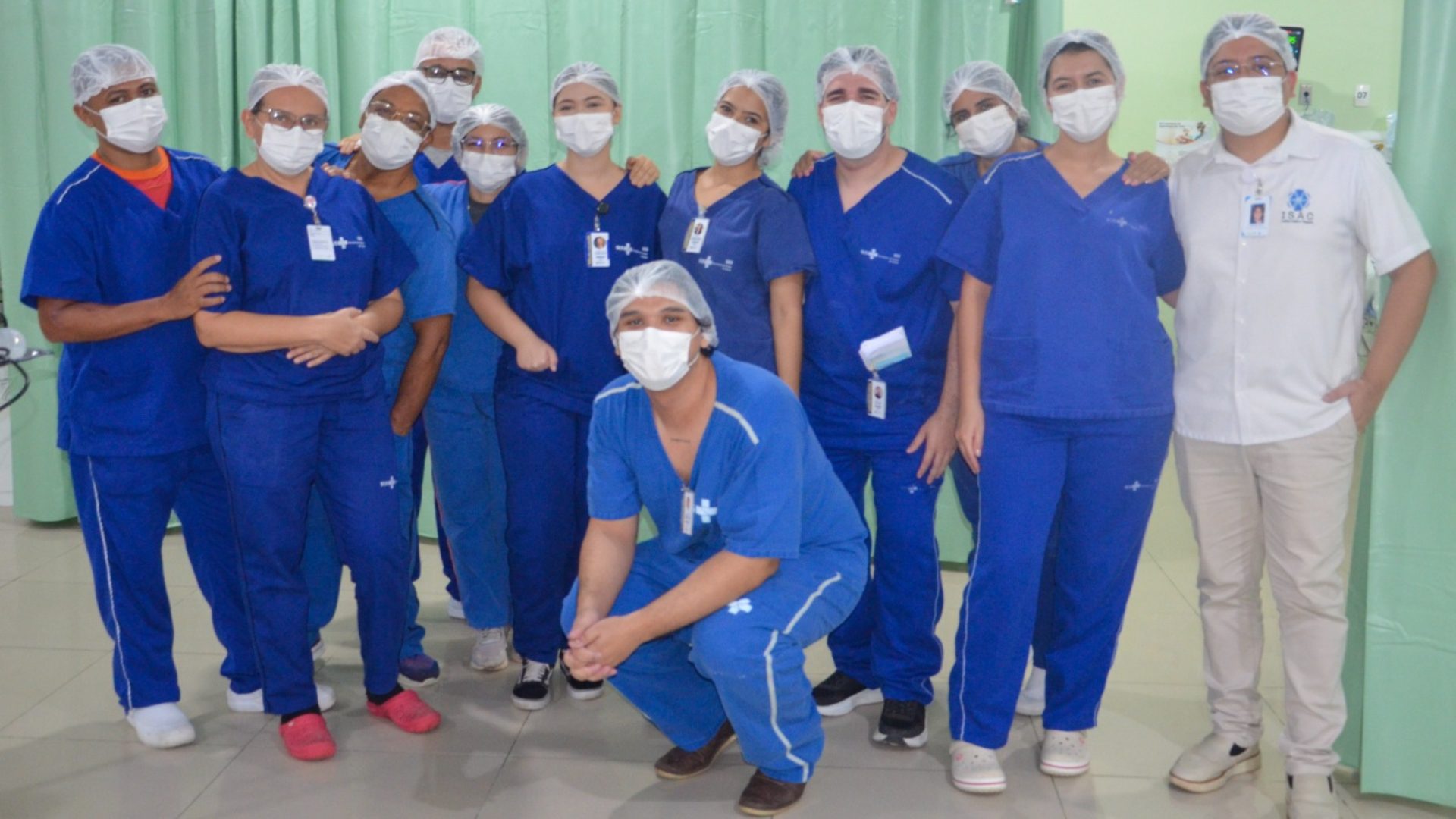 A equipe multidisciplinar do hospital é formada por profissionais de enfermagem, fisioterapia, odontologia hospitalar e outros especialistas, e tem sido fundamental para o controle desse tipo de infecção, que pode aumentar significativamente o tempo de internação e o risco de mortalidade em pacientes críticos. (Foto: Camila Neto)