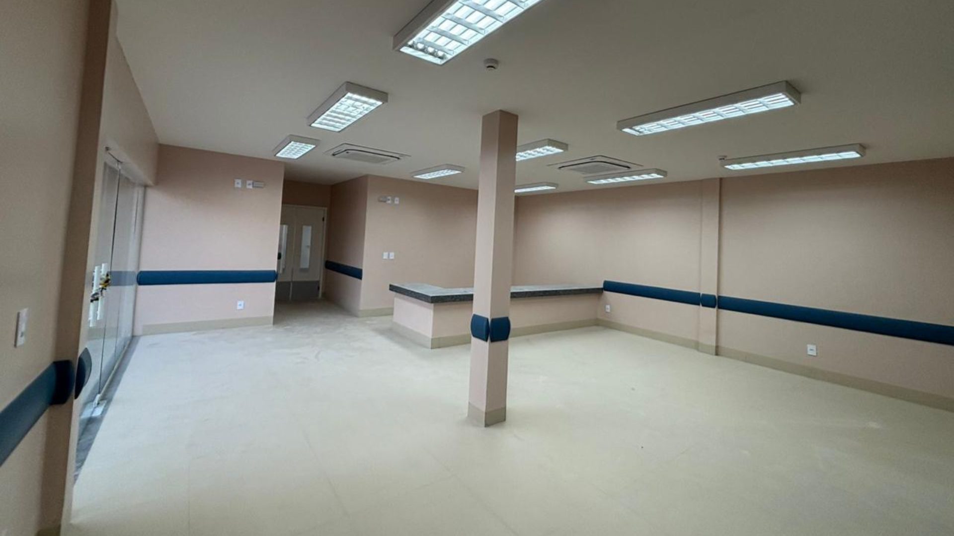 Além do novo pronto-socorro obstétrico, o hospital já conta com uma nova ala de enfermarias obstétricas, destinada ao tratamento clínico de gestantes, assistência ao recém-nascido e alojamento conjunto para mães no pós-parto normal ou pós-cesárea. (Foto: Camila Neto)
