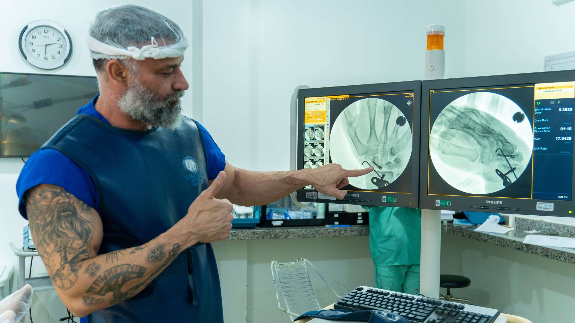 As duas cirurgias inéditas foram realizadas no fêmur, em um paciente idoso, e um dos ossos do punho, em um paciente jovem, com uso de técnicas minimamente invasivas. (Foto: Clemilton Silva)