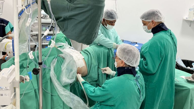 Mesmo em obras, o HEDA mantém atendimento ininterrupto, garantindo aumento das cirurgias eletivas em 33,7% e redução do tempo de espera dos pacientes, nos últimos meses. (Foto: Camila Neto)
