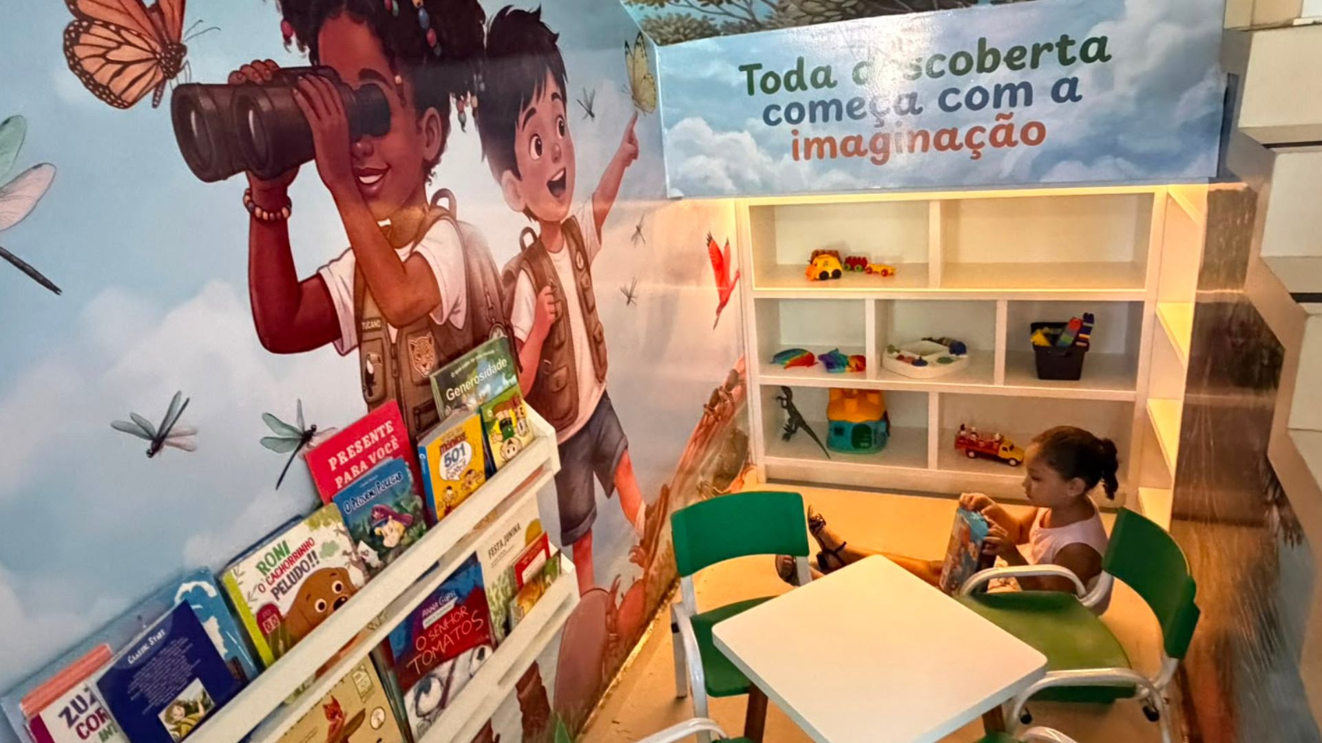 A brinquedoteca foi pensada para oferecer acolhimento e conta com brinquedos, livros e televisão para crianças em tratamento ou acompanhando os pais ou responsáveis. (Foto: Camila Neto)