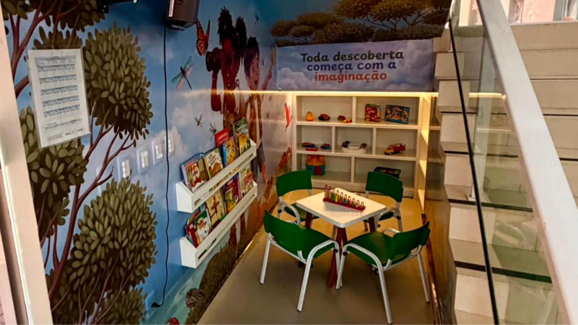 O novo espaço adaptado para as crianças fica ao lado da escada da unidade. (Foto: Camila Neto)