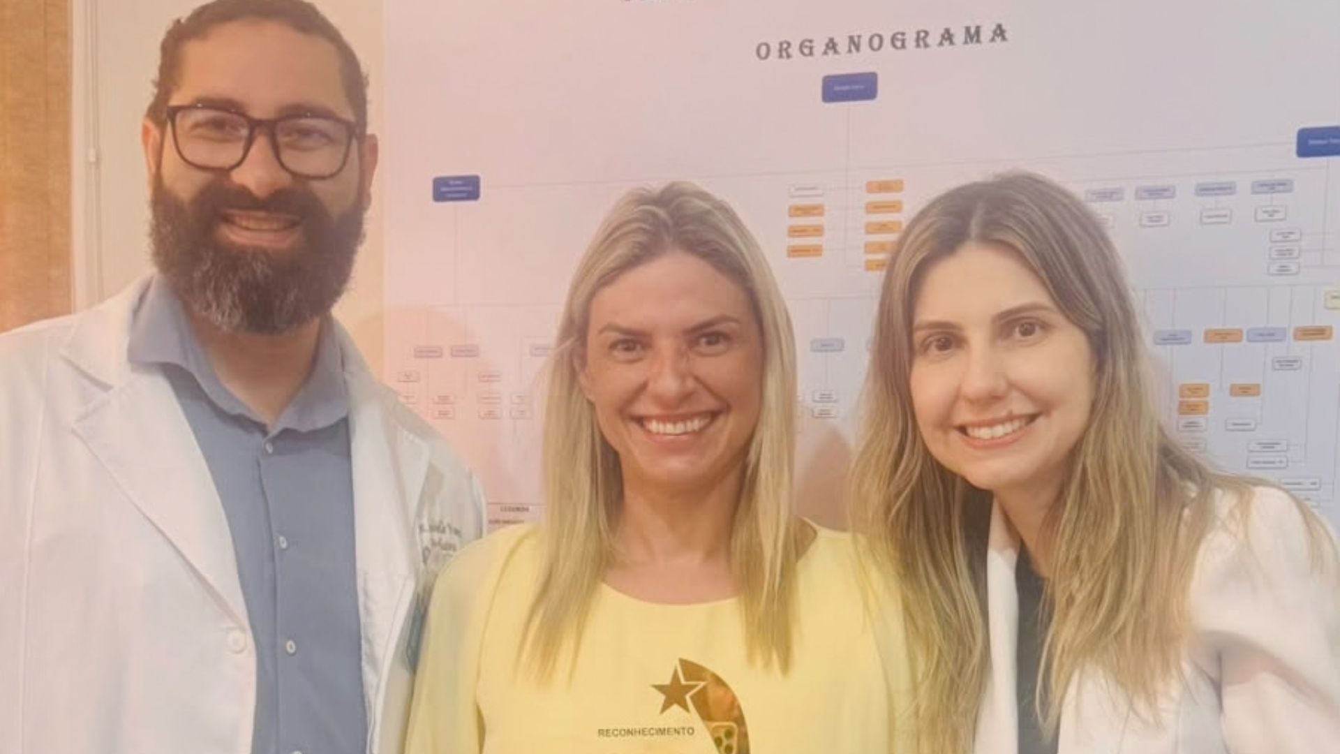Como parte da celebração, a direção do hospital realizou a entrega formal de um troféu à diretora do Corpo Clínico, Dra. Elena Medrado, simbolizando o esforço coletivo e o compromisso ético e profissional de toda a equipe. (Foto: Divulgação)