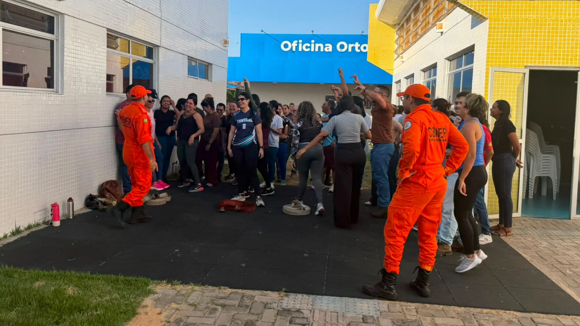 Foram ensinadas técnicas de combate a incêndio, evacuação e primeiros socorros para reforçar a segurança de pacientes e colaboradores. (Foto: Camila Neto)